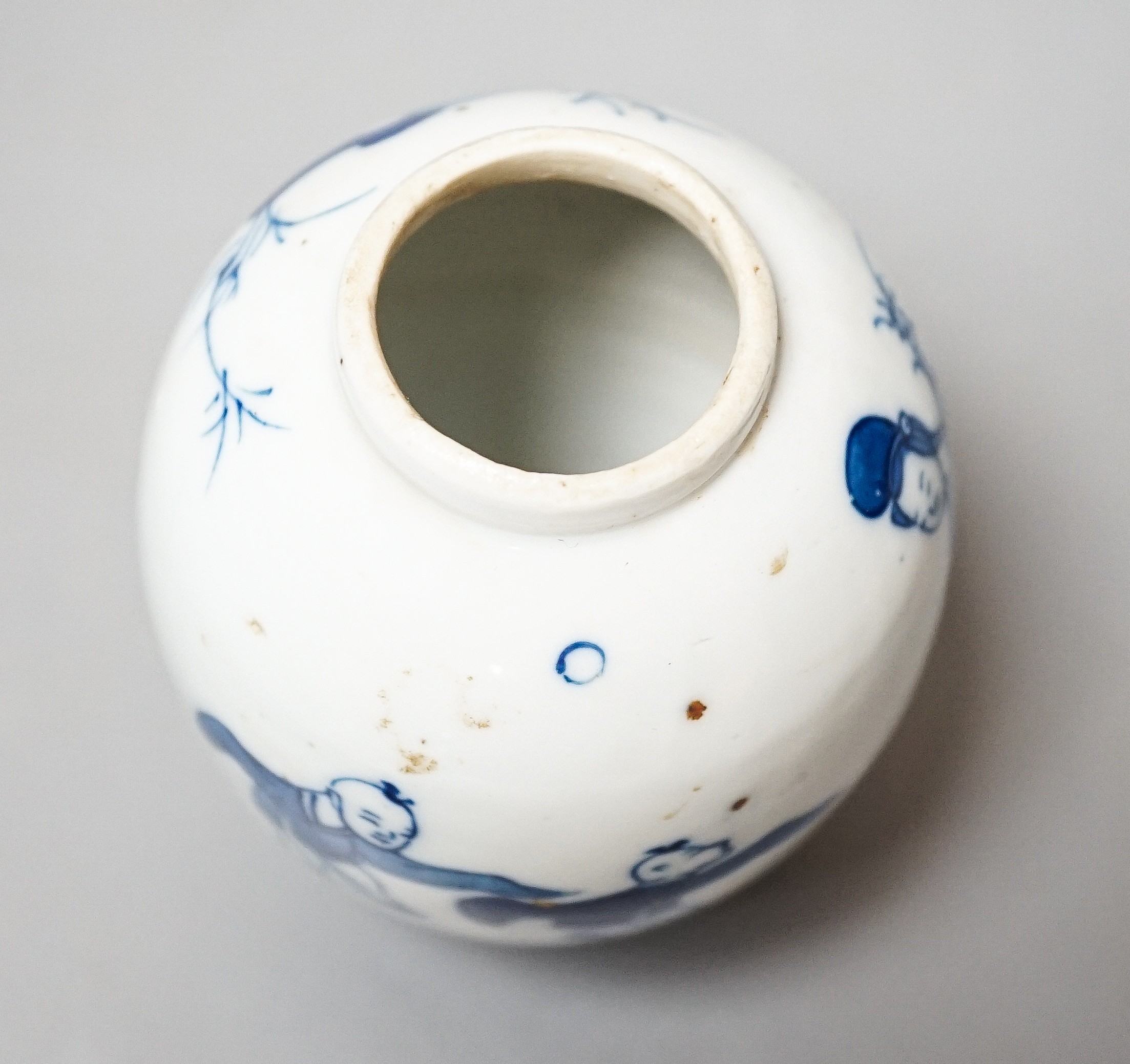 A small Chinese blue and white 'boys' vase 10cm